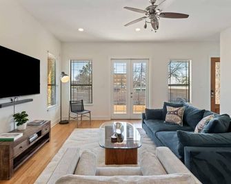 Bright 3br Home - East Atx - Cowboy Pool - Near Ut - Austin - Living room