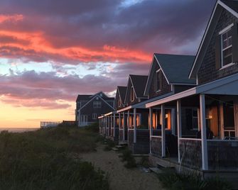 Cottage #11 - Spectacular views of Cape Cod Bay on a private association beach! - Truro - Building