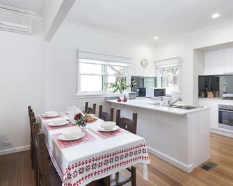 Hillside House - Box Hill - Dining room