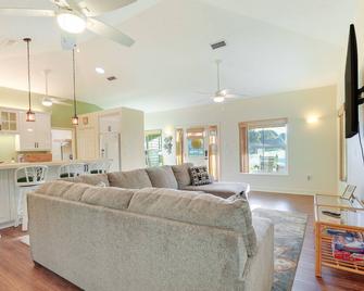 Pet-Friendly Fort Pierce Home with Screened Porch! - Fort Pierce - Sala de estar