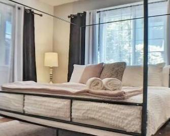 Craftsman 4 Bed/2 Ba. Home Sleeps 10, Ac & Parking - Long Beach - Bedroom