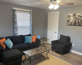 Cozy 2 - bedroom Little Blue House On The Hill in enjoyable Jefferson City - Jefferson City - Living room