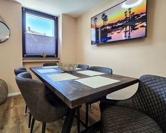 Alpha Apartments: 3br Grand Space, Urban Harmony - Dortmund - Dining room