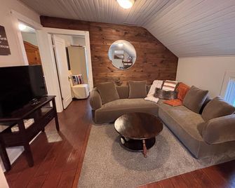 Beautifully appointed Downtown Apt on quiet Ellicottville village street - Ellicottville - Sala de estar