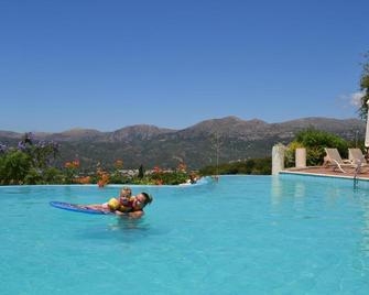 Country Hotel Velani - Avdou - Piscina