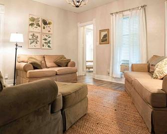 Romantic Cozy Home in \'America’s Nicest Town\' - Buchanan - Living room