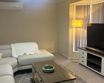 Family home in the heart of Burpengary- Pet Friendly & Ducted Aircon! - Burpengary - Living room