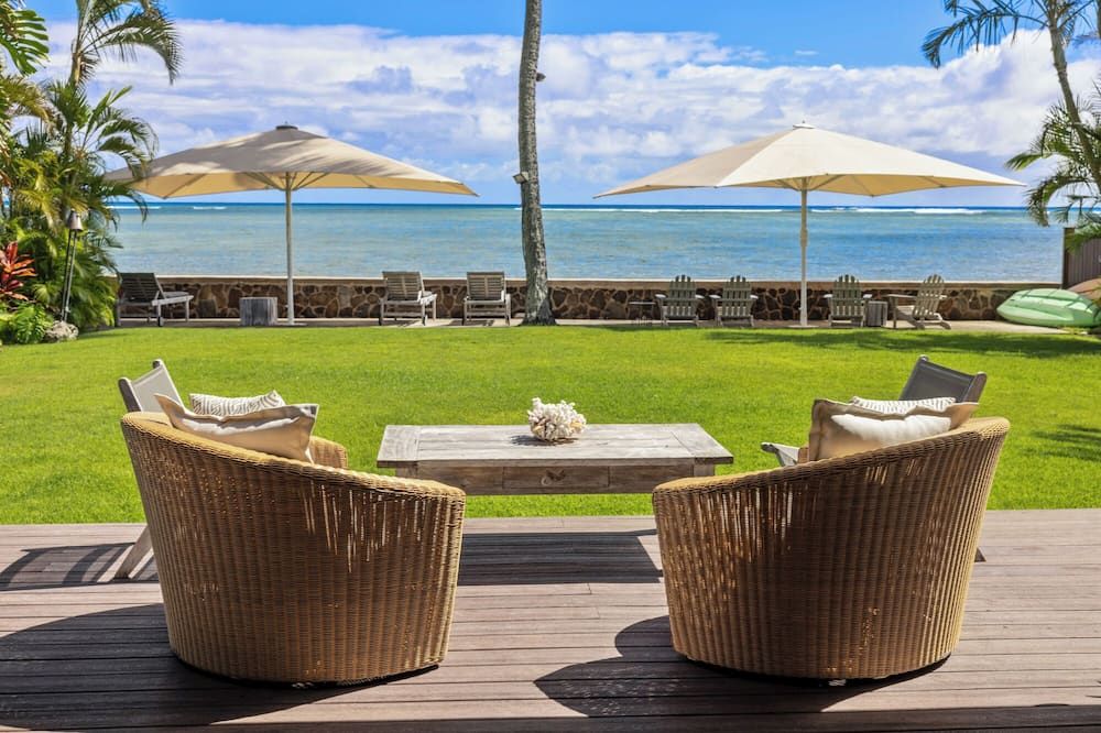 Luxury Moana Lani: Oceanfront Home w/ Private Pool & Jacuzzi, Walk to the Beach - Honolulu - Patio