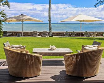 Luxury Moana Lani: Oceanfront Home w/ Private Pool & Jacuzzi, Walk to the Beach - Honolulu - Patio