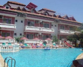 Bahar Apart - İçmeler - Πισίνα