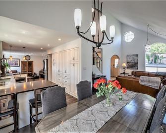 Hot Tub, POOL, near KVR, downtown and lake ,spacious house - Penticton - Dining room