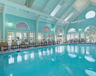 Enjoy our Colonial Style Resort in Williamsburg with Free parking, pool access, mini golf and tennis - Williamsburg - Pool