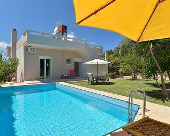 A 4 bedroom villa with private pool, 4km away from the beach - Platanias - Alberca