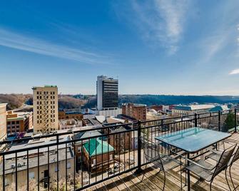 Historic Downtown Loft, Private Deck with View and outdoor Firepit - Lynchburg - Balcony