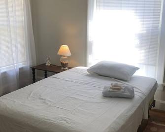 Peruvian-Lily Cosy Retreat Unit A Room 5 - Binghamton - Bedroom