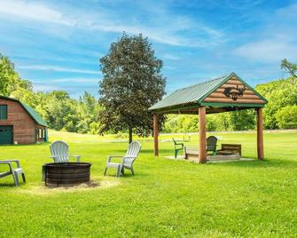 Cozy, secluded, peaceful, pond, fishing , swimming, cabin life, large yard area - Mc Gregor - Patio