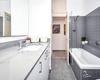 Quiet Street in a Super Central Location Classic Apartment with Shelter by Sea N' Rent - Tel Aviv - Baño