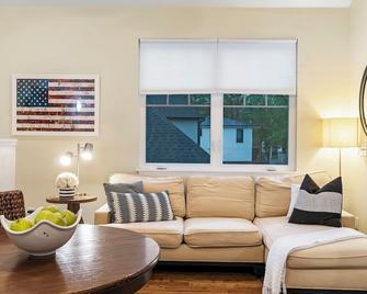 Bike & Hike Friendly Loft in Downtown Bentonville. - Bentonville - Living room