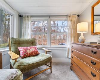 The Little Nest Cottage At Lake Pocotopa - East Hampton - Living room