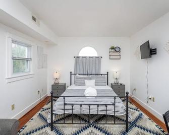 Convenient Downtown Studio Near Snp, Wineries, Breweries - Waynesboro - Bedroom