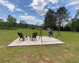 Northwoods waterfront upper one bedroom unit on the Spirit River Flowage. - Tomahawk - Патіо