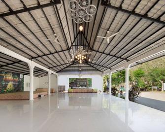 Royal Hotel and Outbound Trawas - Trawas - Salónek