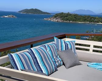 Romantic Luxury Villa, Private Magnesium Plunge pool, perfect for couples. - Dunk Island - Balcón