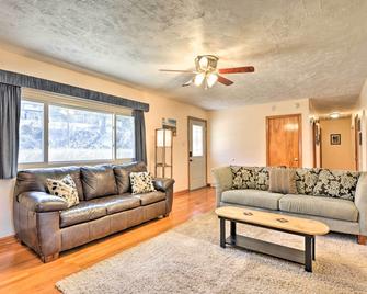 Mountaineer Retreat - 5 Mi to WV University! - Morgantown - Living room