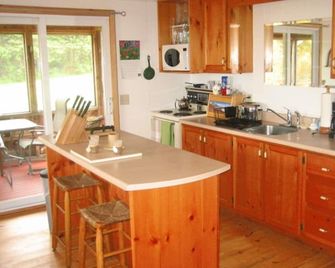 Cozy, private ocean/ beach front cottage with spectacular views in Fortune PEI - Souris - Kitchen