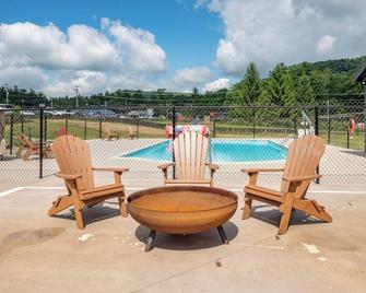 Cove Creek Lodge 204 Poolside Double Queen Fireplace Room - Oakland - Pool