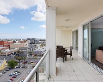 Embassy apartment North Terrace. - Adelaide - Balcony