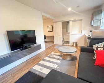 Private Guesthouse North Sandpoint - Seattle - Living room