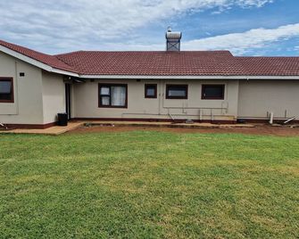 Inviting 2 Bed House in Bulawayo - Bulawayo - Building