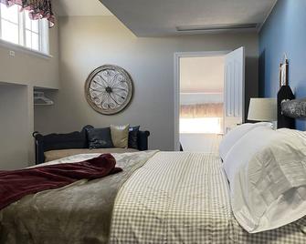 Eagle Isle South Wing on the Sandusky River w/ short drive to Cedar Point - Fremont - Bedroom