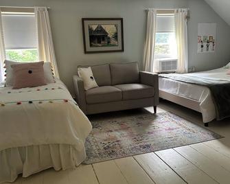 Beautiful home near Manchester and the Mountains - - Arlington - Bedroom