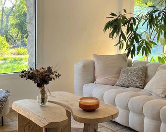 Stone house in a quiet natural setting - Fayence - Sala de estar