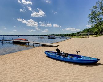 Lakefront Beach & Sauna Retreat - Baxter - Strand