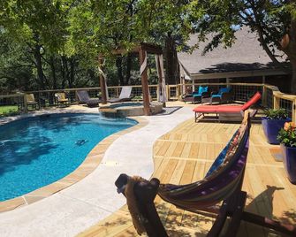 The Bunkhouse at Woodland Escape. Paradise meets countryside with pool & hot tub - Decatur - Басейн