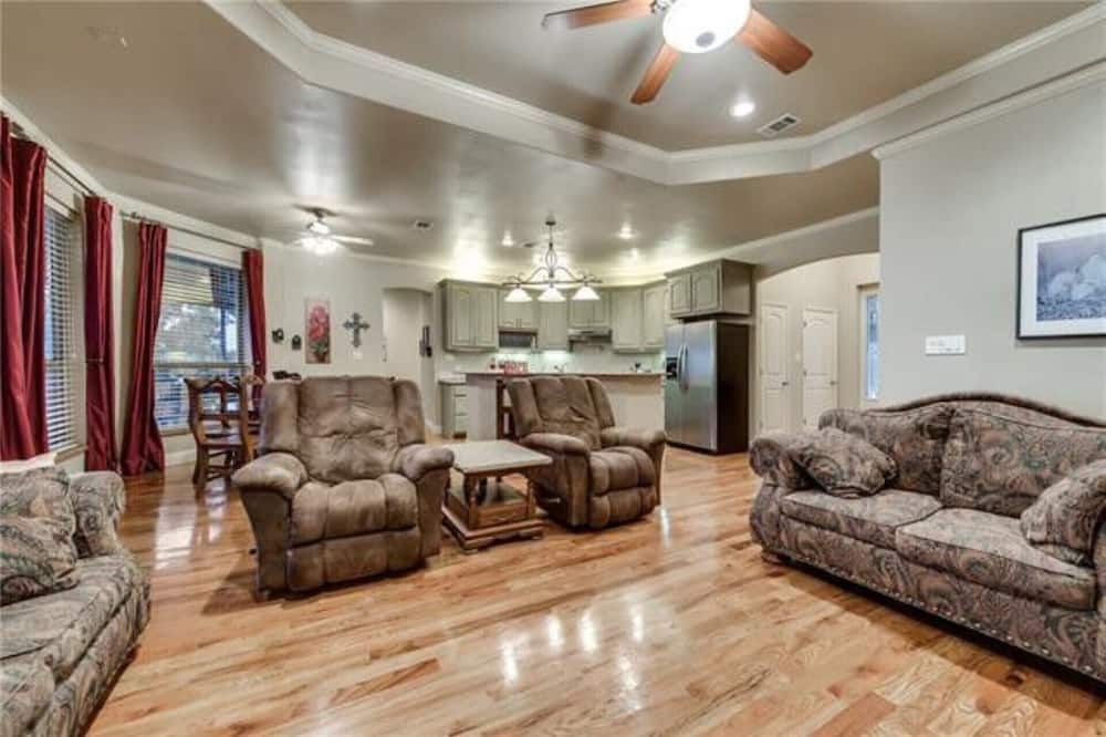 Private, Secluded Lakefront Retreat With Boat Dock, Large Patios And Hot Tub!! - Bridgeport - Huiskamer