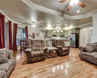 Private, Secluded Lakefront Retreat With Boat Dock, Large Patios And Hot Tub!! - Bridgeport - Huiskamer