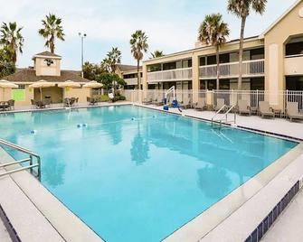 Modern- 2 Queen bed suite with pool near Disney World - Kissimmee - Piscina