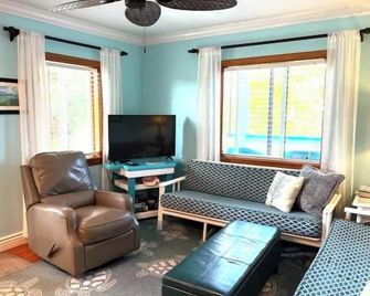 1 Bed Apt. By Beach, Auto Generator And Water Cistern - Green Turtle Cay - Wohnzimmer