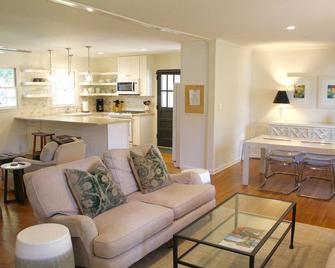 Beautiful bungalow right in Historic Roswell - Roswell - Living room