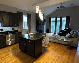 Penthouse Condo in Chicago featuring Zero Gravity Massage Chair - Chicago - Kitchen