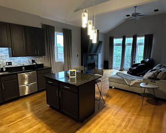 Penthouse Condo in Chicago featuring Zero Gravity Massage Chair - شيكاغو - مطبخ