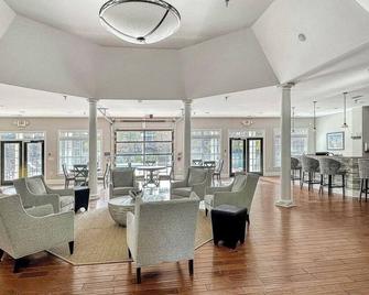 New! Mermaid Haven, spacious beach zen vibe, screened porch, bar, pool & beach! - Mount Pleasant - Lounge