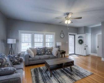 Big Midtown Home! Sports Room, Bunk Beds! - Omaha - Pokój dzienny