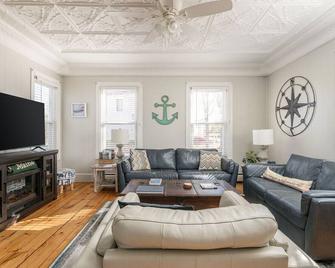 Arlies Digs One Block To Willard Beach - South Portland - Living room
