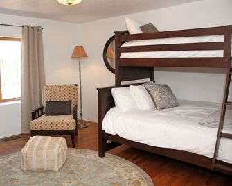 Charming Gated Adobe in Historic Old Town - Alburquerque - Habitación