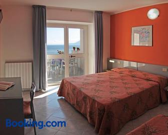 Hotel Villa Ombrosa - Portoferraio - Bedroom